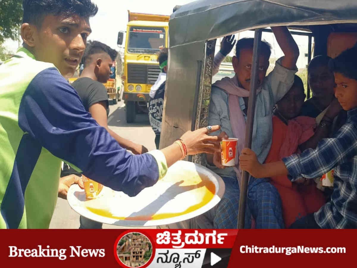 ವಾಹನಗಳನ್ನು ತಡೆದು ಜ್ಯೂಸ್ ವಿತರಣೆ ಮಾಡಿದ ಯುವಕರು