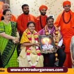ಗಾಯತ್ರಿ ಸಿದ್ದೇಶ್ವರ, ಪುತ್ರ ಜಿ.ಎಸ್.ಅನಿತ್‍ಕುಮಾರ್ ಹಾಗೂ ಅವರ ಪುತ್ರಿ ಭೋವಿ ಗುರುಪೀಠಕ್ಕೆ ಭೇಟಿ ನೀಡಿ ಆಶೀರ್ವಾದ ಪಡೆದುಕೊಂಡರು.