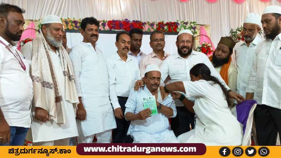ಹಜ್ ಯಾತ್ರಾರ್ಥಿಗಳಿಗೆ ಸುರಕ್ಷಾ ಲಸಿಕಾ ಕಾರ್ಡ್ ವಿತರಣೆ