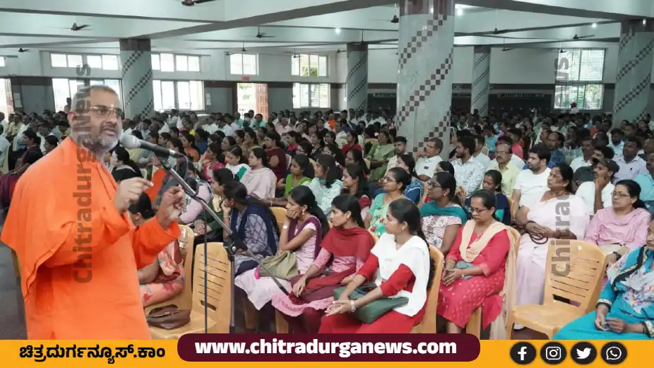 ಮುರುಘರಾಜೇಂದ್ರ ಬೃಹನ್ಮಠದಲ್ಲಿ ಮಂಗಳವಾರ ಶ್ರೀ ಬಸವ ಜಯಂತಿ ಅಂಗವಾಗಿ ಎಸ್‍ಜೆಎಂ ವಿದ್ಯಾಪೀಠದ ನೌಕರರ ಸಮಾಲೋಚನಾ ಸಭೆ ನಡೆಯಿತು.