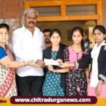 ಮನೆ ಬಿದ್ದು ಮೃತಪಟ್ಟ ಕುಟುಂಬಕ್ಕೆ ಶಾಸಕ ಎಂ.ಚಂದ್ರಪ್ಪ ಪರಿಹಾರದ ಚೆಕ್ ವಿತರಣೆ 