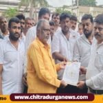 ಜಿಲ್ಲಾಧಿಕಾರಿ ಕಚೇರಿ ಎದುರು ಮಂಗಳವಾರ ಪ್ರತಿಭಟನೆ ನಡೆಸಿ ಕಚೇರಿ ಸಹಾಯಕರಿಗೆ ಮನವಿ ಸಲ್ಲಿಸಿದರು