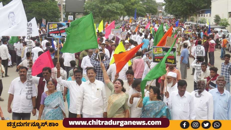 ಸಿಎಂ ಸಿದ್ದರಾಮಯ್ಯ ಬೆಂಬಲಿಸಿ ಚಿತ್ರದುರ್ಗದಲ್ಲಿ ಶೋಷಿತ ಸಮುದಾಯಗಳಿಂದ ಬೃಹತ್ ಪ್ರತಿಭಟನೆ 