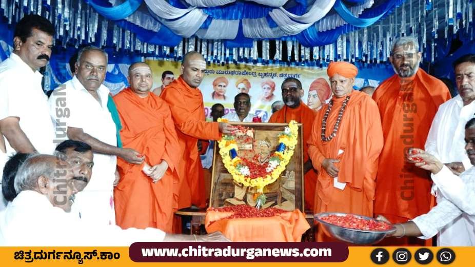 ಹೊಳಲ್ಕೆರೆ ತಾಲೂಕಿನ ಈಚಘಟ್ಟ ಗ್ರಾಮದಲ್ಲಿ ಅನುಭಾವ ಶ್ರಾವಣ ಸರಣಿ ಚಿಂತನ ಕಾರ್ಯಕ್ರಮ ಉದ್ಘಾಟನೆ