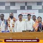 ಚಳ್ಳಕೆರೆ ನಗರದ ತಾಲ್ಲೂಕು ಪಂಚಾಯಿತಿ ಕಚೇರಿ ಸಭಾಂಗಣದಲ್ಲಿ ಗ್ಯಾರಂಟಿ ಸಮಿತಿ ಸದಸ್ಯರನ್ನು ಶಾಸಕ ಟಿ.ರಘುಮೂರ್ತಿ ಸನ್ಮಾನಿಸಿದರು