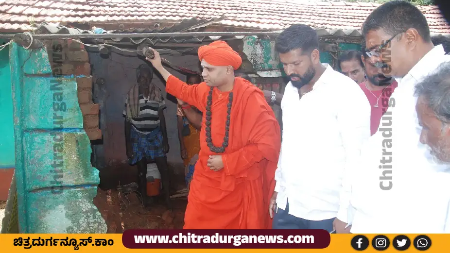 sri siddarameshwara swamji distribute food kit