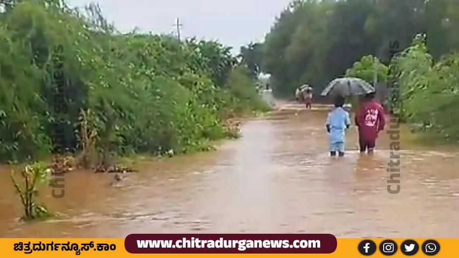 Heavy reain in amakundi molakalmuru