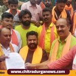 ಹಿಂದೂ ದೇವಸ್ಥಾನಗಳಲ್ಲಿ ಭಕ್ತರ ನಿರ್ವಹಣೆಗೆ ಬಿಡಲು ಒತ್ತಾಯಿಸಿ ವಿಶ್ವಹಿಂದೂ ಪರಿಷತ್‌ನಿಂದ ಸರ್ಕಾರಕ್ಕೆ ಮನವಿ ಸಲ್ಲಿಸಲಾಯಿತು