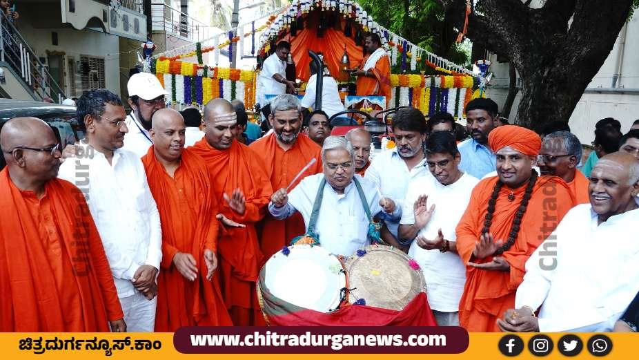 ಜಯದೇವ ಶ್ರೀಗಳ ಬೆಳ್ಳಿ ವಿಗ್ರಹದ ಪಲ್ಲಕ್ಕಿ ಉತ್ಸವಕ್ಕೆ ಸಂಸದ ಗೋವಿಂದ ಕಾರಜೋಳ ಚಾಲನೆ 