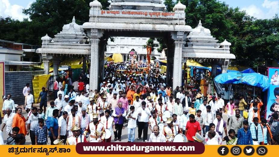 ಮುರುಘಾ ಮಠದಿಂದ ಅದ್ದೂರಿ ಜಾನಪದ ಕಲಾಮೇಳ