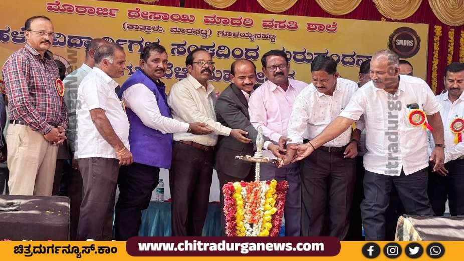 ಗೂಳಯ್ಯನಹಟ್ಟಿ ಮೊರಾರ್ಜಿ ಶಾಲೆಯ ಹಿರಿಯ ವಿದ್ಯಾರ್ಥಿಗಳಿಂದ ಗುರುವಂದನೆ 