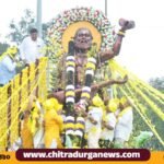 ಕನಕ ವೃತ್ತದಲ್ಲಿರುವ ಪ್ರತಿಮೆಗೆ ವಿಶೇಷ ಅಲಂಕಾರ