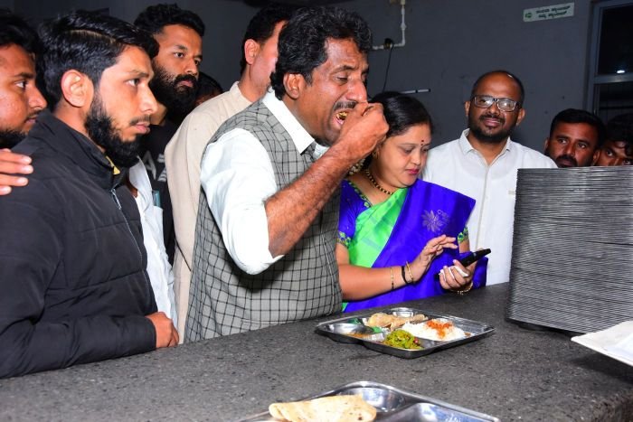 Minister Rahim khan eat Indira canteen food